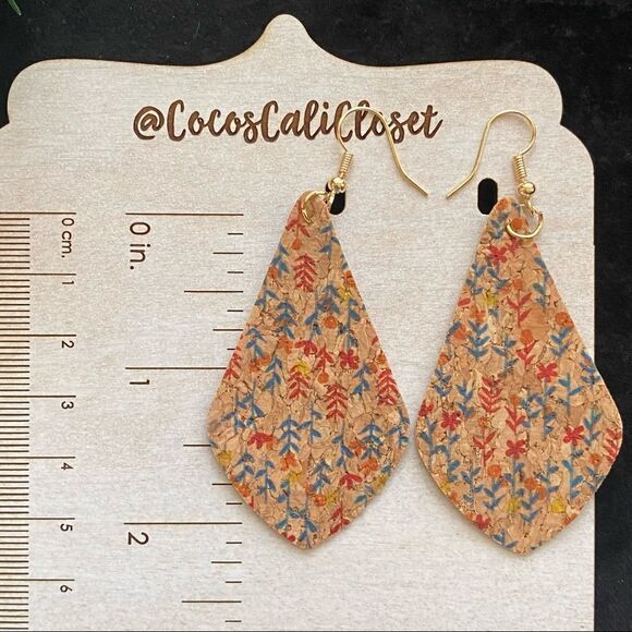 Flower Leaf Print Teardrop Shape Lightweight Cork Drop Earrings NWT - Picture 7 of 8